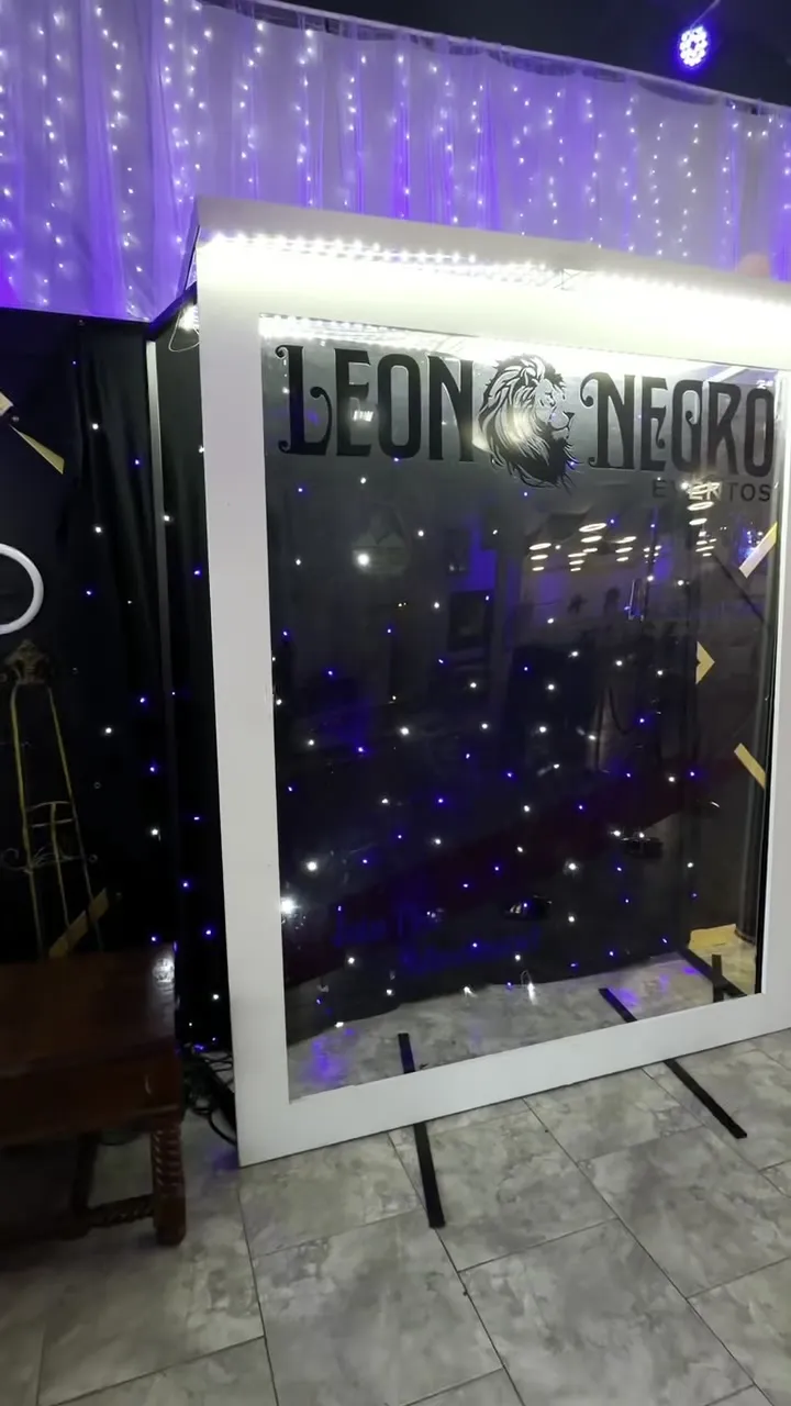 El espejo con el nombre Leon Negro sobre una cortina de luces tipo estrellas.