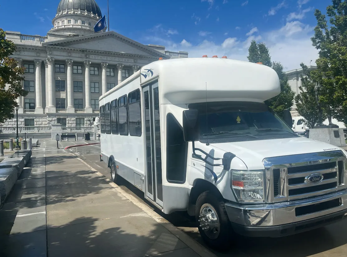El party bus estacionado frente al Capitolio de Utah.